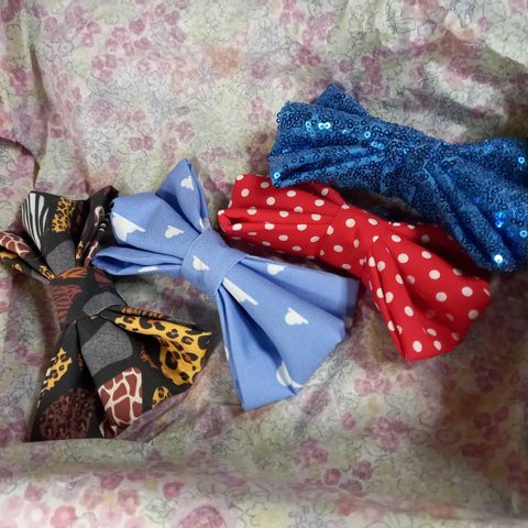 LOT OF APPOX 5 HAND MADE HAIR ACCESSORIES