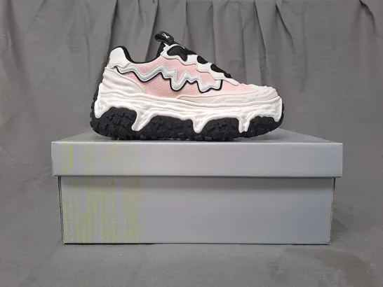 BOXED PAIR OF KOI LAYER CAKE CHUNKY TRAINERS IN WHITE/PINK UK SIZE 1