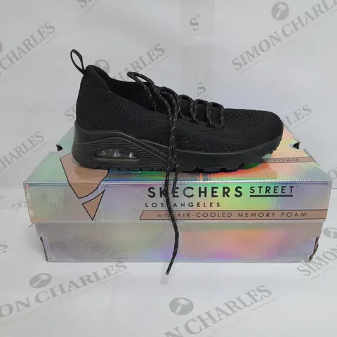 BOXED PAIR OF SKECHERS UNO EVERYWEAR LACE UP TRAINERS IN BLACK SIZE 4