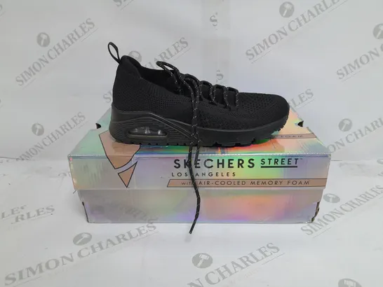 BOXED PAIR OF SKECHERS UNO EVERYWEAR LACE UP TRAINERS IN BLACK SIZE 4