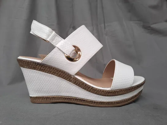 BOXED PAIR OF CUSHION WALK GEMMA OPEN TOE WEDGE SANDALS IN WHITE SIZE 5