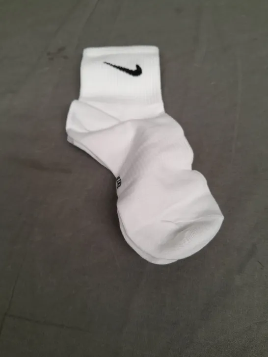 BOXED NIKE JUST DO IT WHITE SOCKS - SIZE UNSPECIFIED 