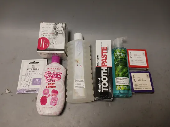 BOX OF APPROXIMATELY 15 COSMETIC ITEMS TO INCLUDE AVON BUBBLE BATH, DERMA ROLLER, AND SHINE SILK 