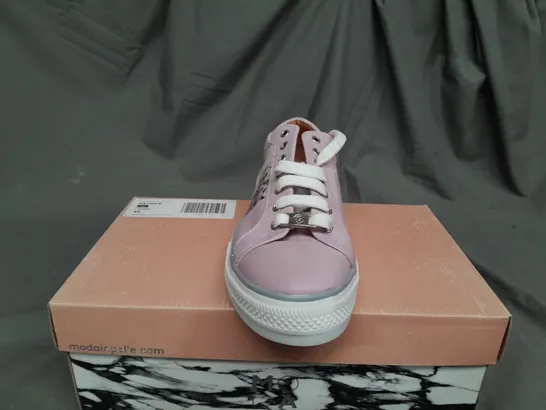 BOXED PAIR OF MODA IN PELLE ASTRIPE LILAC LEATHER TRAINERS - SIZE 7