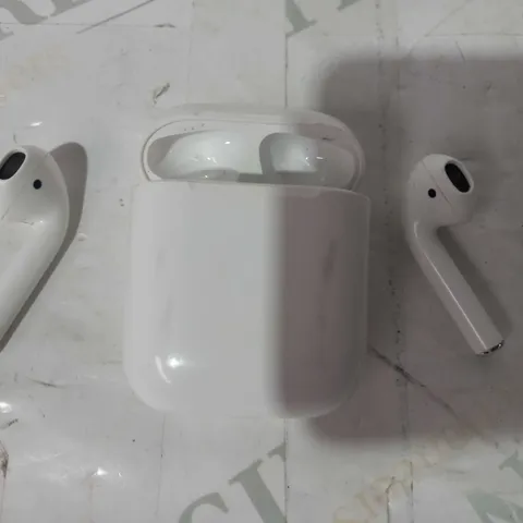 APPLE AIRPODS WITH CHARGING CASE