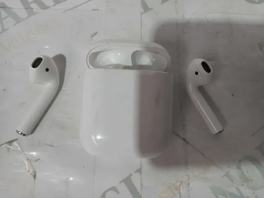 APPLE AIRPODS WITH CHARGING CASE