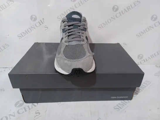 BOXED PAIR OF NEW BALANCE TRAINERS IN GREY UK SIZE 6