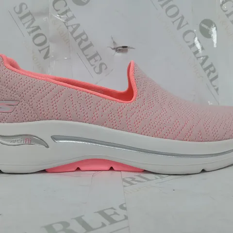 BOXED PAIR OF SKECHERS GO WALK AIR-COOLED SLIP-ON SHOES IN PINK SIZE 6