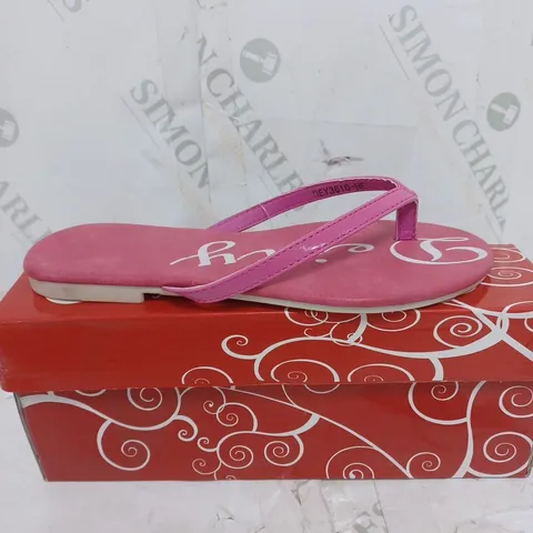 BOX OF APPROXIMATELY 10 PAIRS OF SHOES TO INCLUDE FLIP FLOPS, LOW HEELS, BLUE HEELS ETC