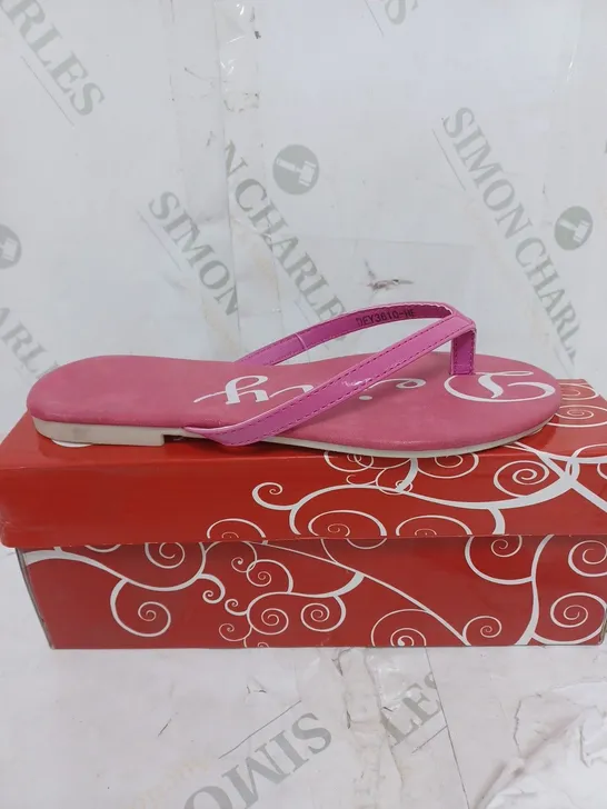 BOX OF APPROXIMATELY 10 PAIRS OF SHOES TO INCLUDE FLIP FLOPS, LOW HEELS, BLUE HEELS ETC