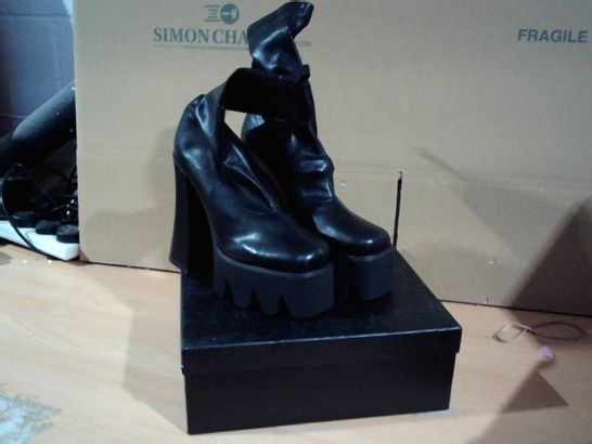 BOXEDE PAIR OF LOMADA CHUNKY PLATFORM ANKLE BOOTS BLACK SIZE 6