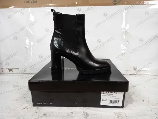 BOXED PAIR OF DUNE LONDON PATRINE LEATHER BLOCK HEELED BOOTS IN BLACK UK SIZE 7