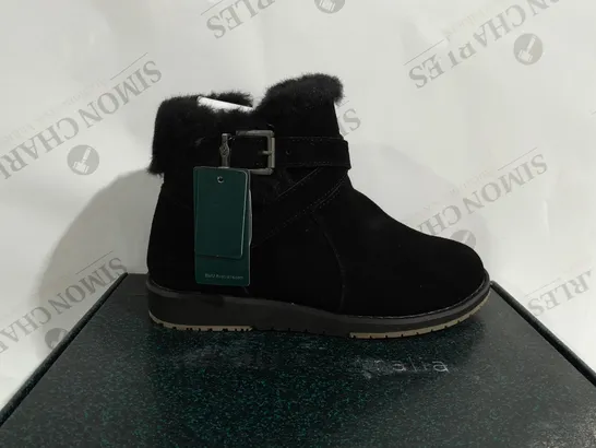 BOXED PAIR OF EMU MERAK SUEDE BOOTS IN BLACK - SIZE 5