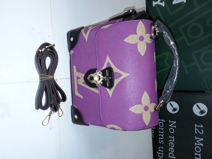 Lot 2: LOUIS VUITTON STYLE HANDBAG IN PINK - Simon Charles Auctioneers