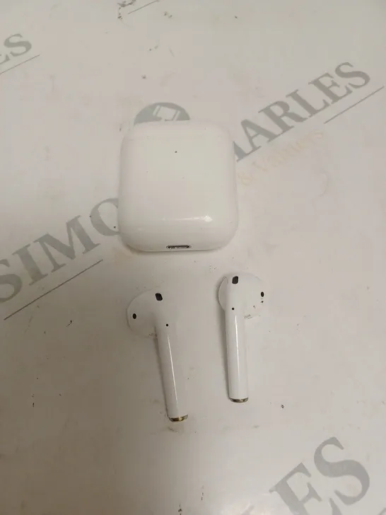 APPLE AIRPODS IN WHITE WITH CHARGING CASE 