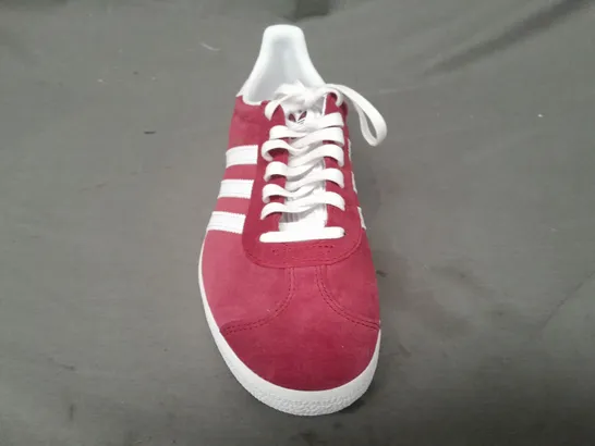 BOXED PAIR OF ADIDAS GAZELLE SHOES IN BURGUNDY UK SIZE 6