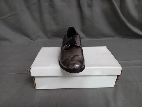 APPROXIMATELY 10 BOXED PAIRS OF METALLIC SHOES IN VARIOUS SIZES 