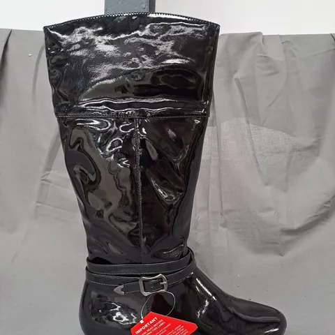 BOXED PAIR OF FREESPIRIT GIRLS RIDING BOOTS IN BLACK SIZE 6