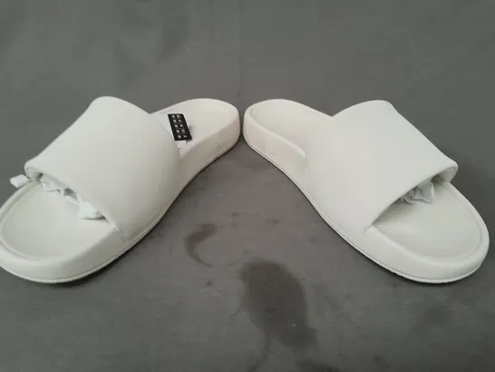 BOXED PAIR OF LULULEMON RESTFEEL SLIDERS IN CREAM UK SIZE 5.5