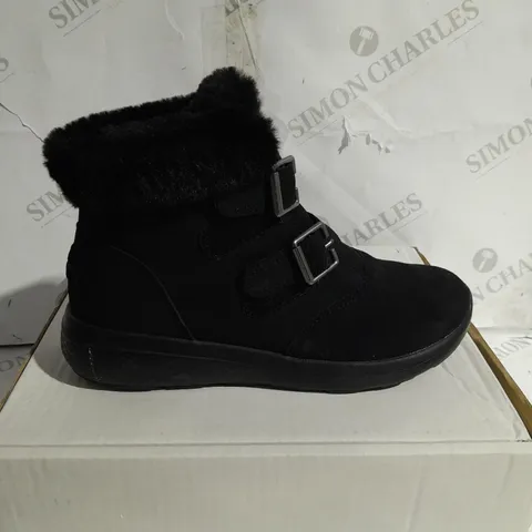 BOXED SKECHERS WINTER ON THE GO FAUX FUR TRIM BOOTS, BLACK - SIZE 4.5