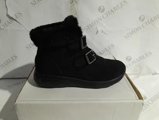 BOXED SKECHERS WINTER ON THE GO FAUX FUR TRIM BOOTS, BLACK - SIZE 4.5