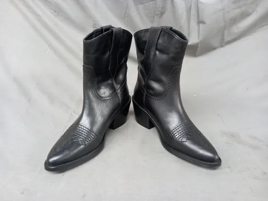 BOXED PAIR OF SOLEA WAYNE ANKLE BOOTS IN BLACK EU SIZE 36