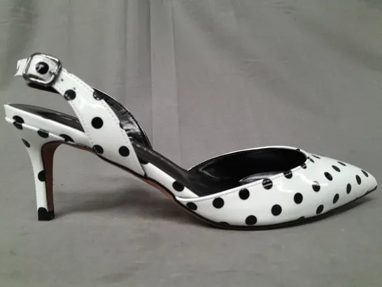 BOXED PAIR OF CASTAMERE POINTED TOE SLINGBACK HEELS IN WHITE W. BLACK SPOTS EU SIZE 40