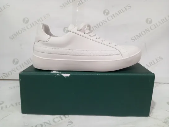 BOXED PAIR OF SANS MATIN THE ORIGINAL C20 SHOES IN WHITE EU SIZE 39