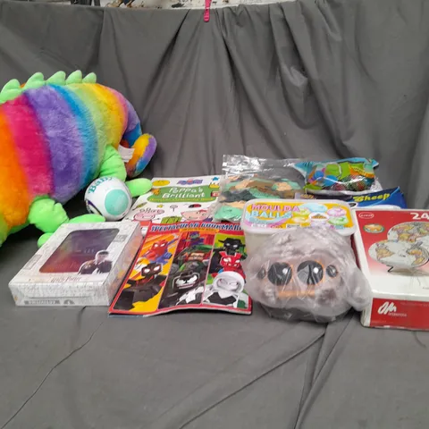 LARGE QAUNTIITY OF ASSORTED TOYS AND GAMES TO INCLUDE TEDDIES, BALLOONS AND HARRY POTTER