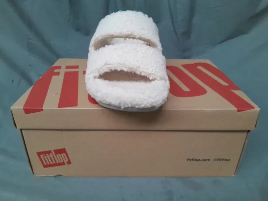 BOXED PAIR OF FITFLOP OPEN TOE FLEECE SANDALS IN IVORY UK SIZE 8