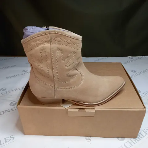 BOXED BOXED MAISON DE NIMES SUEDE WESTERN BOOTS SIZE 4