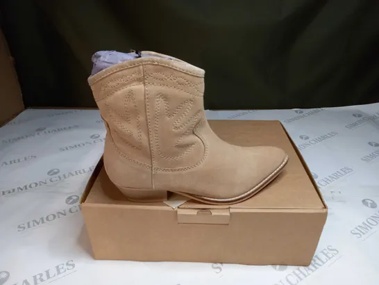 BOXED BOXED MAISON DE NIMES SUEDE WESTERN BOOTS SIZE 4