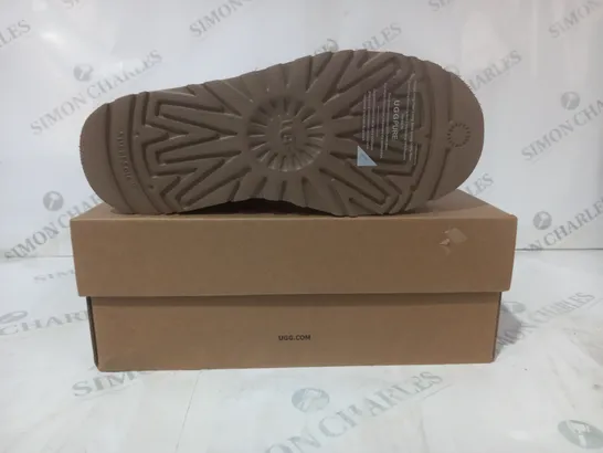 BOXED PAIR OF UGG WTAZZ SHOES IN CHESTNUT UK SIZE 5