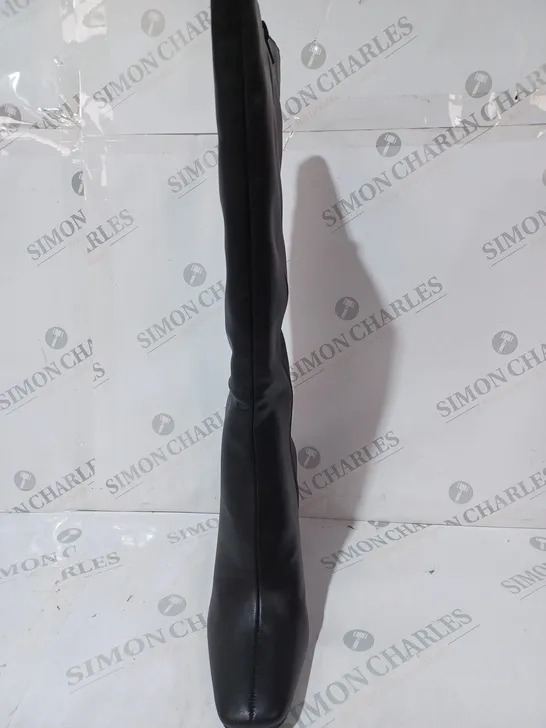 BOXED PAIR OF PUBLIC DESIRE APOLOGY SIDE-ZIP BOOTS IN BLACK UK SIZE 5