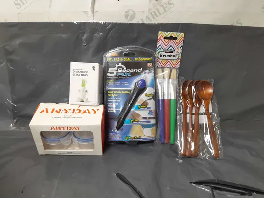 BOX OF APPROXIMATELY 12 ASSORTED ITEMS TO INCLUDE - 5 SECOND FIX , WOODEN SPOON , 3 PACK OF BRUSHES ETC