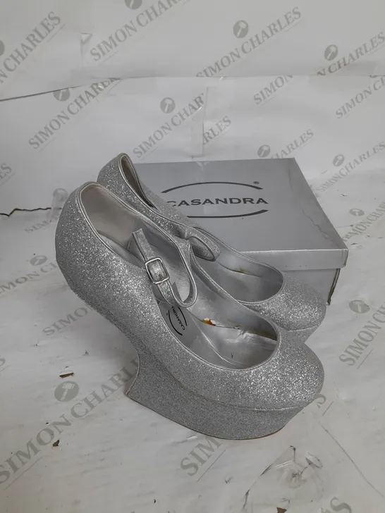 BOXED PAIR OF CASSANDRA PLATFORM SHOE IN SILVER GLITTER SIZE 7