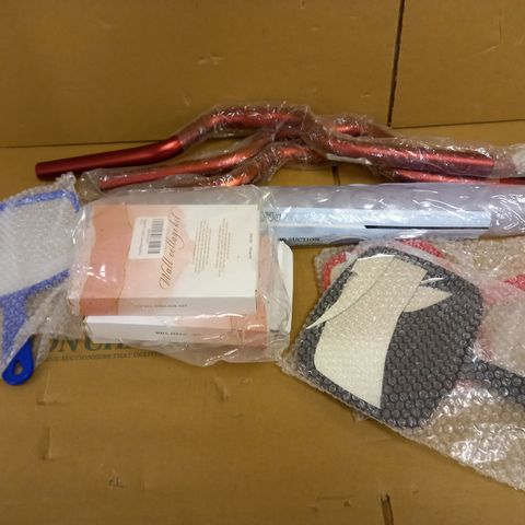 LOT OF APPROXIMATELY 10 ASSORTED HOUSEHOLD ITEMS TO INCLUDE BATH MAT, MIRROR, COLLAGE KIT, ETC