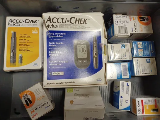 APPROXIMATELY 12 ASSORTED BLOOD GLUCOSE TESTING PRODUCTS TO INCLUDE ACCU-CHEK AVIVA METER AND LANCING DEVICE, ACCU-CHEK FASTCLIX FINGER PRICKER, PURA TEST STRIPS, CARSENS N TEST STRIPS ETC. 