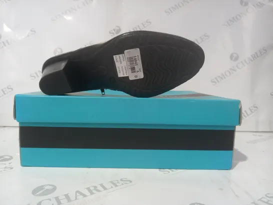 BOXED PAIR OF COMFORT PLUS WIDE FIT LUCIA SZ LOW BLOCK HEEL SHOES IN BLACK SIZE 5