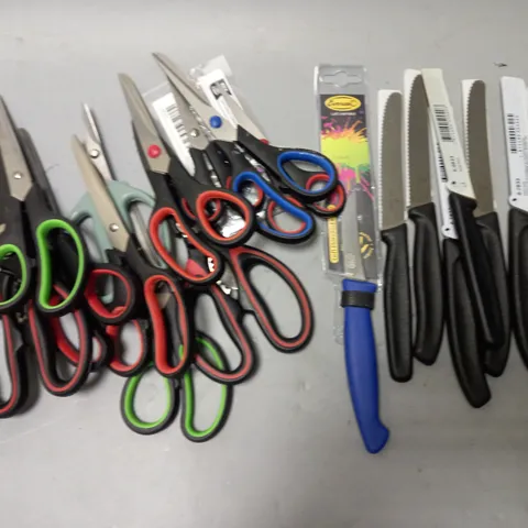 LOT OF ASSORTED KNIVES AND SCISSORS TO INCLUDE VICTORINOX