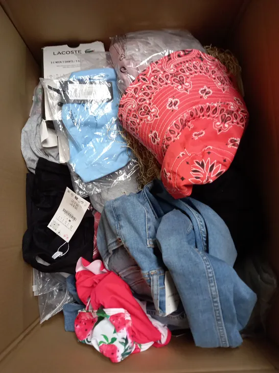 BOX OF APPROXIMATELY 25 ASSORTED CLOTHING ITEMS TO INCLUDE - BAG, SWIMSUIT, TOPS ETC