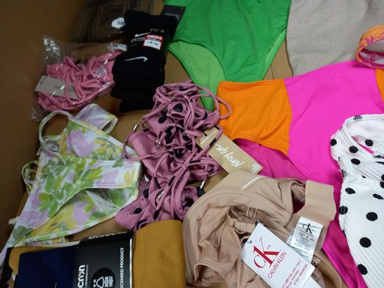 LOT OF A APPROX. 20 ASSORTED CLOTHING ACCESSORIES  IN VARYING SIZES, COLOURS AND STYLES TO INCLUDE: SWIMWEAR, BOXERS, SOCKS