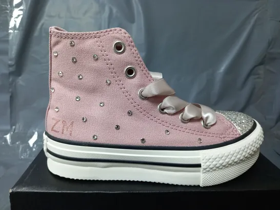 BOXED PAIR OF CONVERSE ALL STARS BRIDESMAID TRAINERS IN PINK - YOUTH UK 12