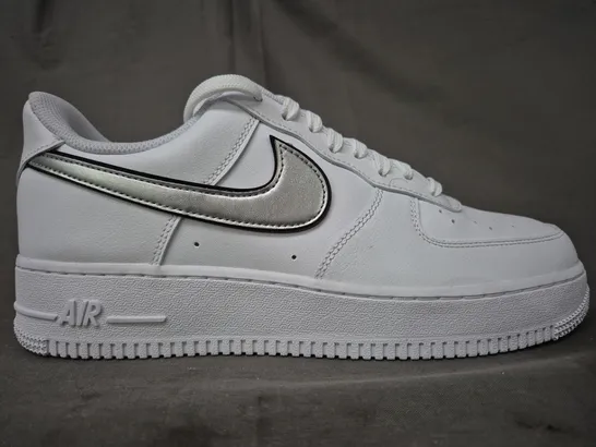 BOXED PAIR OF NIKE WOMEN'S AIR FORCE 1 '07 ESS SHOES IN WHITE/METALLIC SILVER UK SIZE 8.5