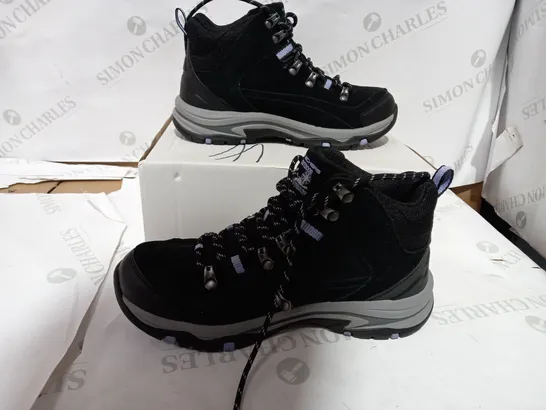 BOXED PAIR OF SKECHERS BLACK WINTER BOOT - SIZE 4.5