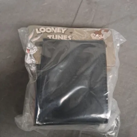 BOX OF APPROXIMATELY 30 PACKS OF LOONEY TUNES WALLETS 