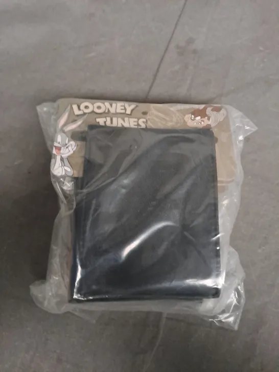 BOX OF APPROXIMATELY 30 PACKS OF LOONEY TUNES WALLETS 