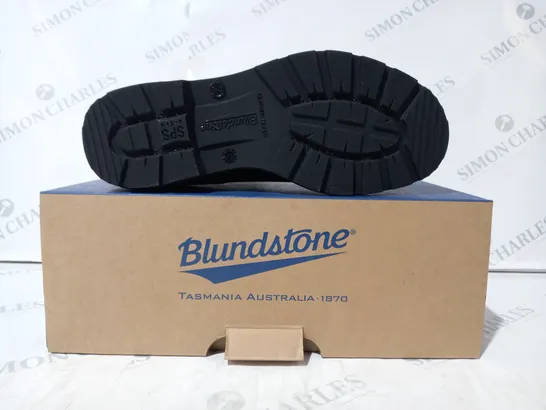 BOXED PAIR OF BLUNDSTONE ELASTIC SIDED BOOTS IN BLACK UK SIZE 7