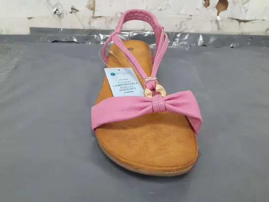 BOXED PAIR OF PAVERS OPEN TOE LOW WEDGE SANDALS IN PINK SIZE 7