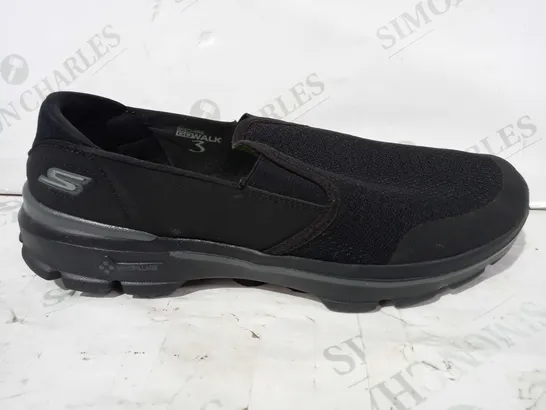 BOXED PAIR OF SKECHERS GO WALK 3 SLIP-ON SHOES IN BLACK UK SIZE 11